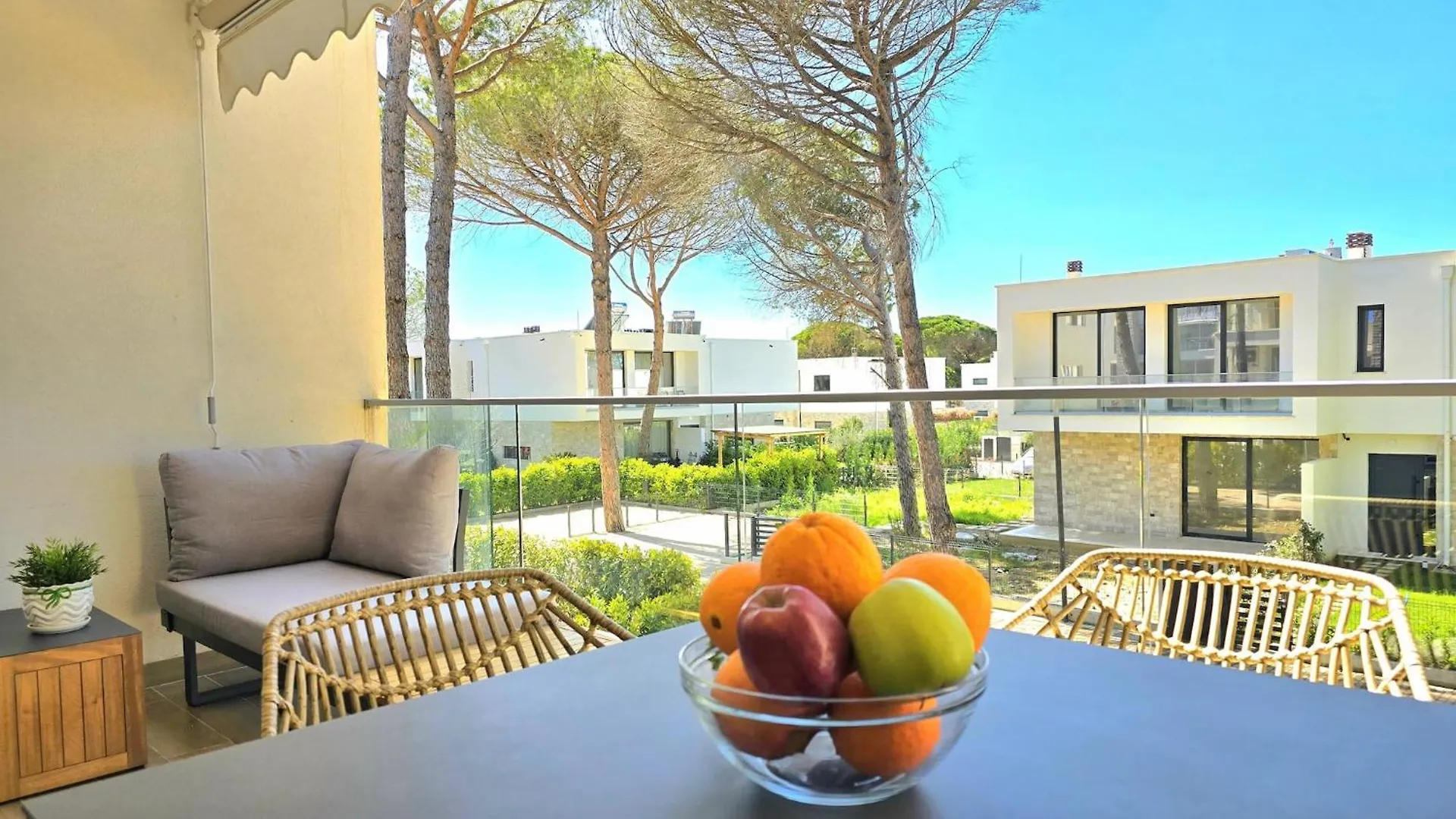 Comfortable Beachside Stay In Gated Resort Plazhi San Pietro شقة